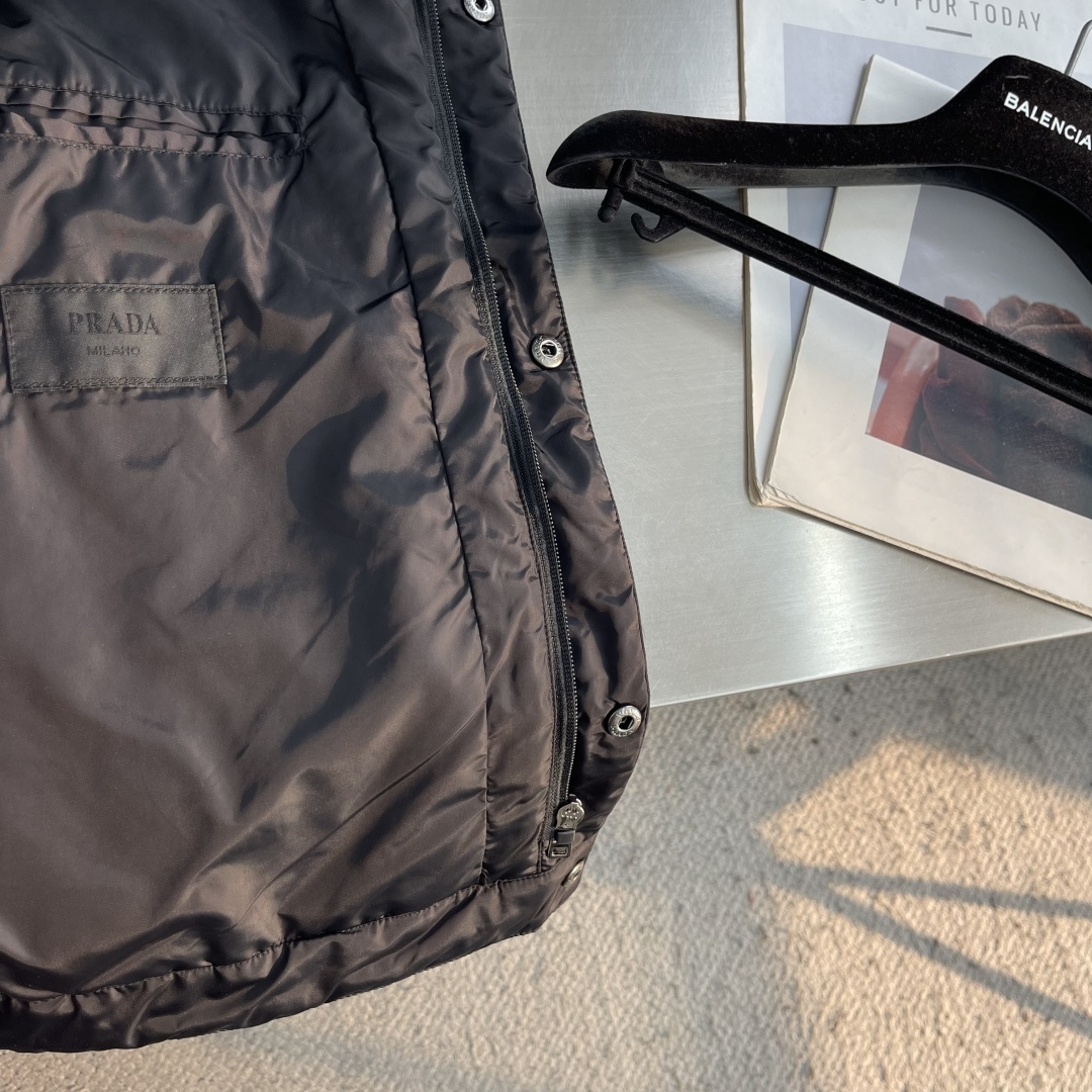 -PRAD    斜方格棉服夹克 这款夹克采用尼龙面料➕斜方格绵制作而成，翻领设计，前胸饰三角微标，四合扣余拉链开合设计