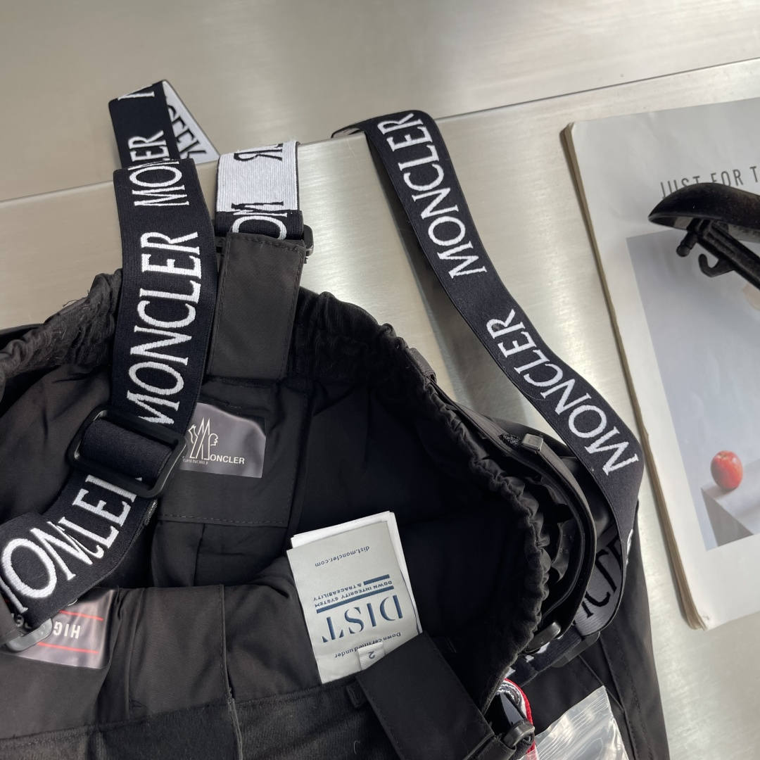 -Moncle*    Grenoble两色工装滑雪裤 一条为雪山设计的裤子，穿进城里的样子。 WINDSTOPPER 