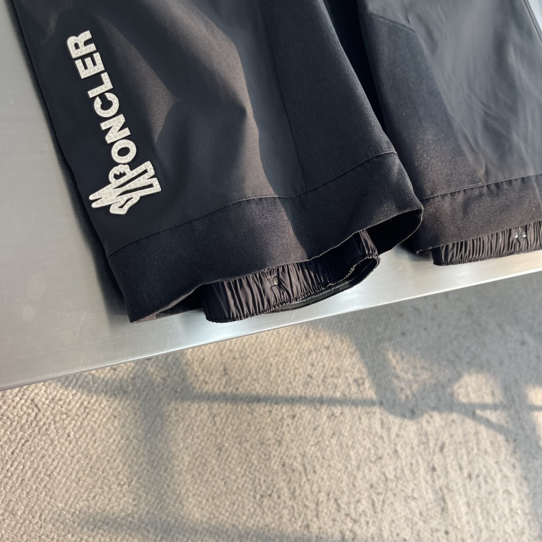 -Moncle*    Grenoble两色工装滑雪裤 一条为雪山设计的裤子，穿进城里的样子。 WINDSTOPPER 
