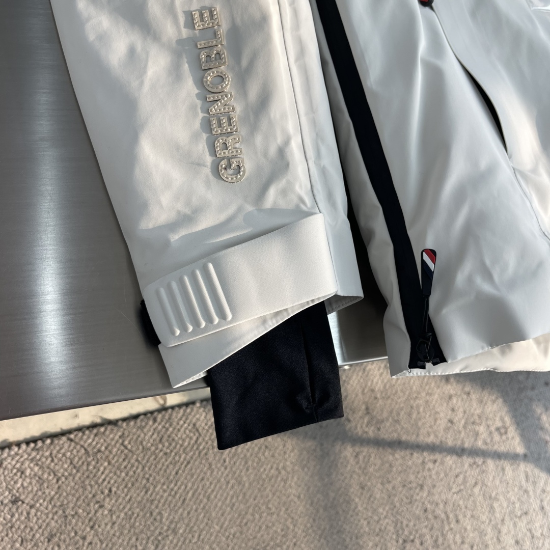 -Moncle* Grenoble黑白两色套头滑雪羽绒外套 一件套头穿的羽绒服。 没有从领口拉到下摆的长拉链。没有 -Moncle* Grenoble黑白两色套头滑雪羽绒外套 一件套头穿的羽绒服。 没有从领口拉到下摆的长拉链。没有