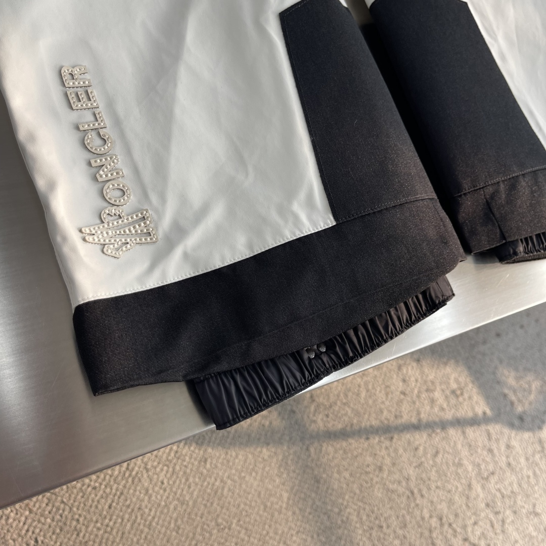 -Moncle* Grenoble两色工装滑雪裤 一条为雪山设计的裤子,穿进城里的样子。 WINDSTOPPER -Moncle* Grenoble两色工装滑雪裤 一条为雪山设计的裤子,穿进城里的样子。 WINDSTOPPER