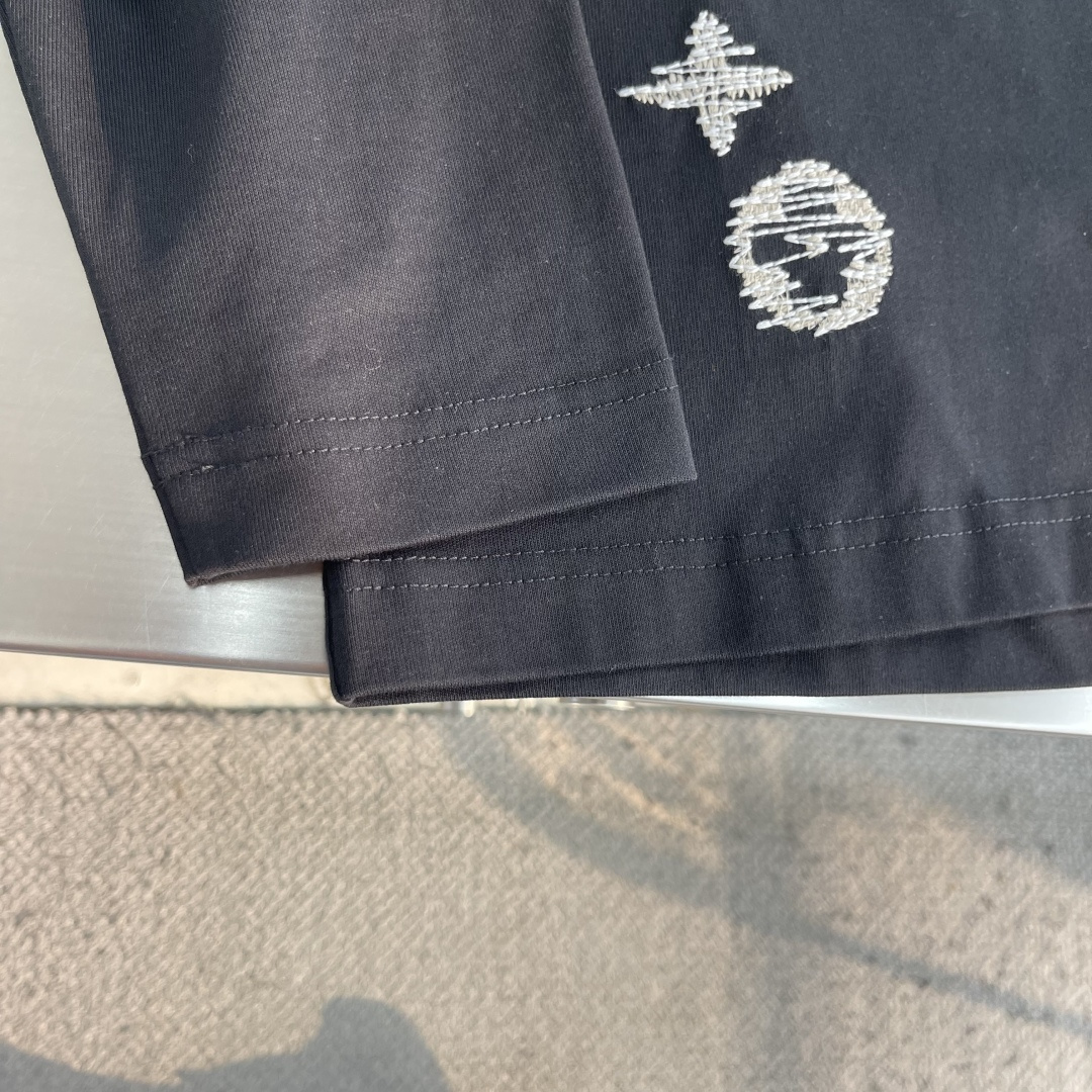 -驴牌 星芒刺绣长袖|轻奢男生打底天花板 早秋刚需款1V长袖T恤来了。 区别于普通印花,整件采用手工线条刺绣,1 -驴牌 星芒刺绣长袖|轻奢男生打底天花板 早秋刚需款1V长袖T恤来了。 区别于普通印花,整件采用手工线条刺绣,1