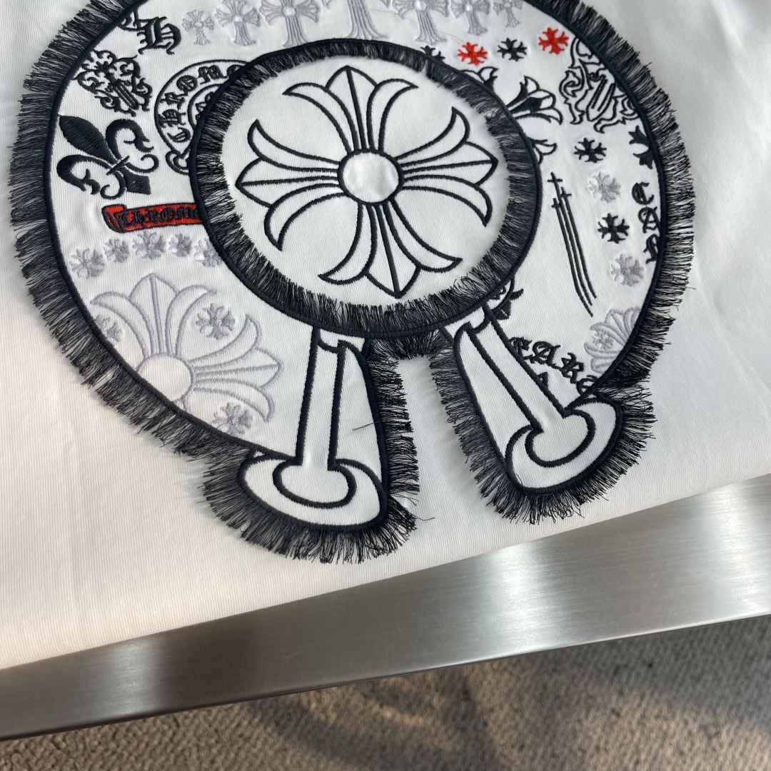 -CH 克罗心    重工流苏刺绣长袖｜转身即是高光 经典马蹄图腾新作，这件长袖真的把细节拉满！流苏毛边立体刺绣，不是平
