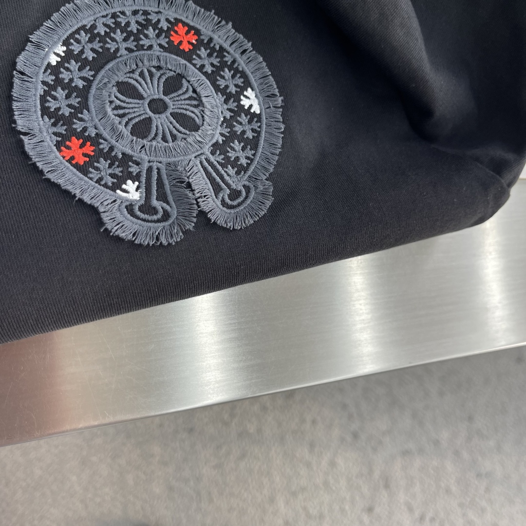 -CH 克罗心    重工流苏刺绣长袖｜转身即是高光 经典马蹄图腾新作，这件长袖真的把细节拉满！流苏毛边立体刺绣，不是平