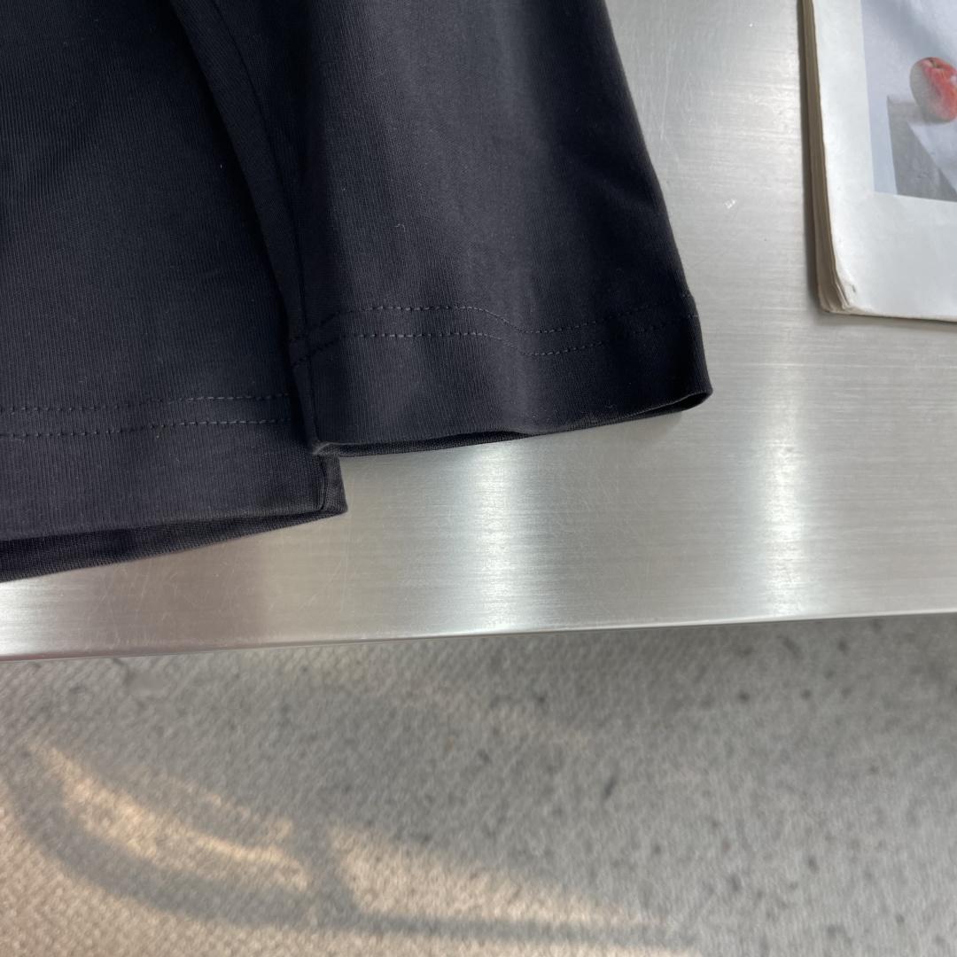 -驴牌 秋季长袖T❤️立体浮雕刺绣,前后呼应的品牌标识。软糯垂顺面料,宽松落肩剪裁。黑白两色,简约不张扬。低调奢感 -驴牌 秋季长袖T❤️立体浮雕刺绣,前后呼应的品牌标识。软糯垂顺面料,宽松落肩剪裁。黑白两色,简约不张扬。低调奢感