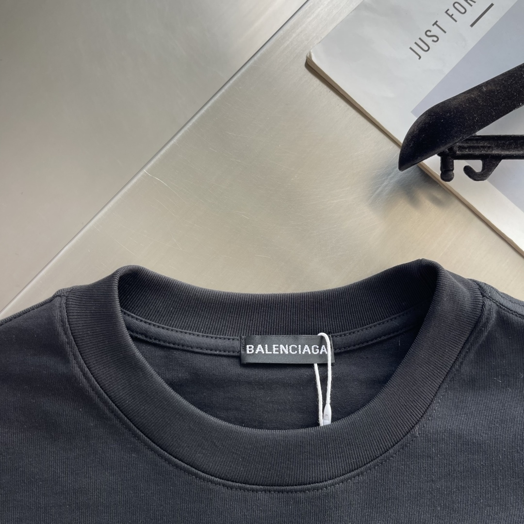 -Balenciag    秋季新款长袖｜品牌logo重工刺绣 这件长袖真的把低调奢华拿捏住 胸前立体刺绣BB标识，针脚