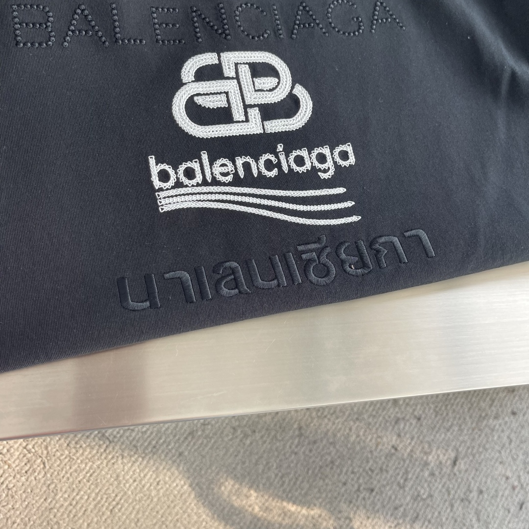 -Balenciag    秋季新款长袖｜品牌logo重工刺绣 这件长袖真的把低调奢华拿捏住 胸前立体刺绣BB标识，针脚