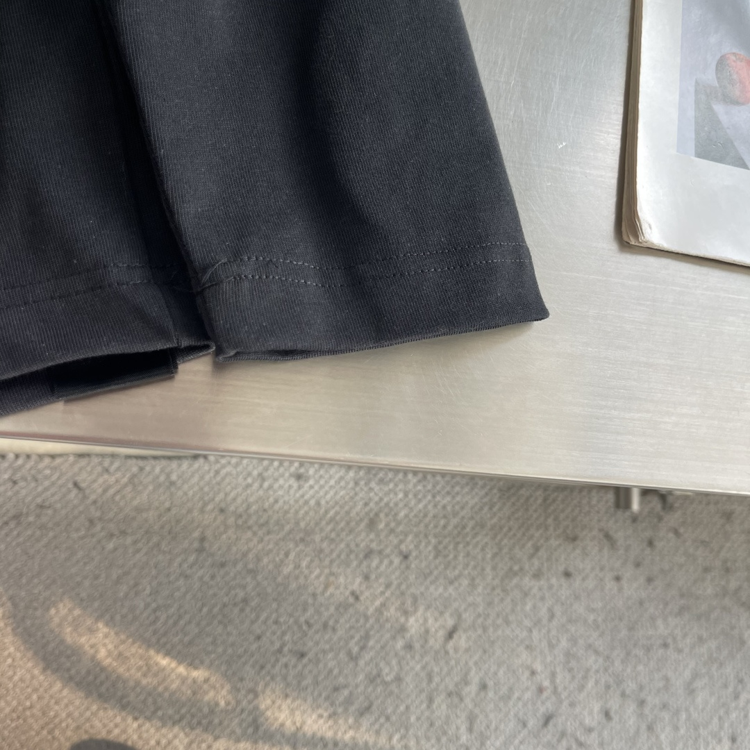 -Balenciag    秋季新款长袖｜品牌logo重工刺绣 这件长袖真的把低调奢华拿捏住 胸前立体刺绣BB标识，针脚