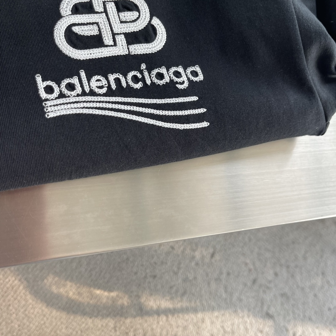 -Balenciag    秋季新款长袖｜品牌logo重工刺绣 这件长袖真的把低调奢华拿捏住 胸前立体刺绣BB标识，针脚