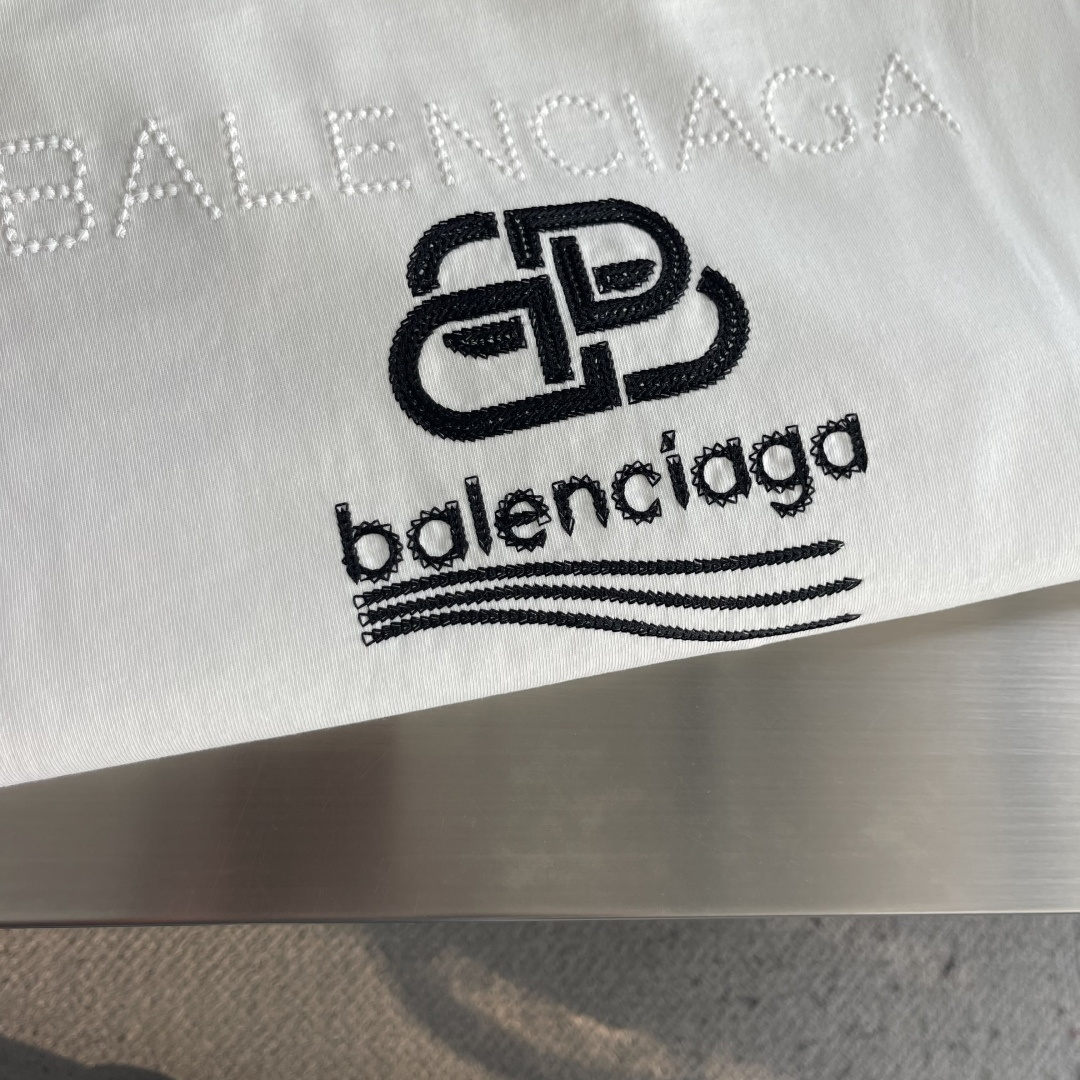 -Balenciag    秋季新款长袖｜品牌logo重工刺绣 这件长袖真的把低调奢华拿捏住 胸前立体刺绣BB标识，针脚