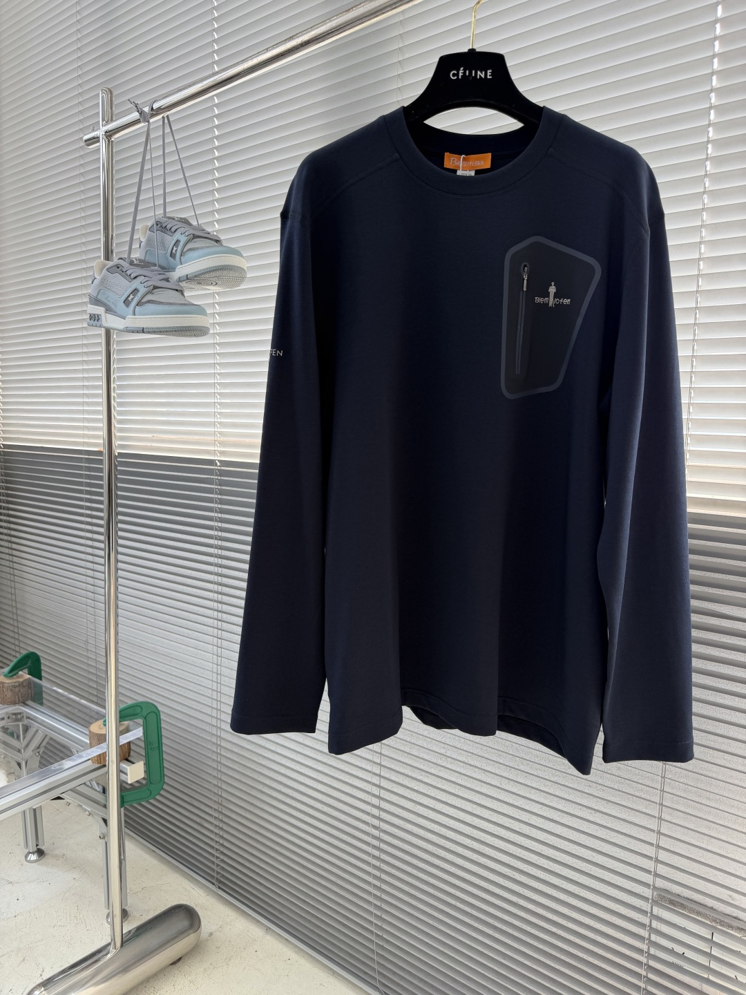 -比音勒芬    早秋机能长袖T✨ 亮眼暖橙配色，上身活力显气色 异形压胶拉链口袋，功能性设计，简约不单调 插肩袖剪裁，