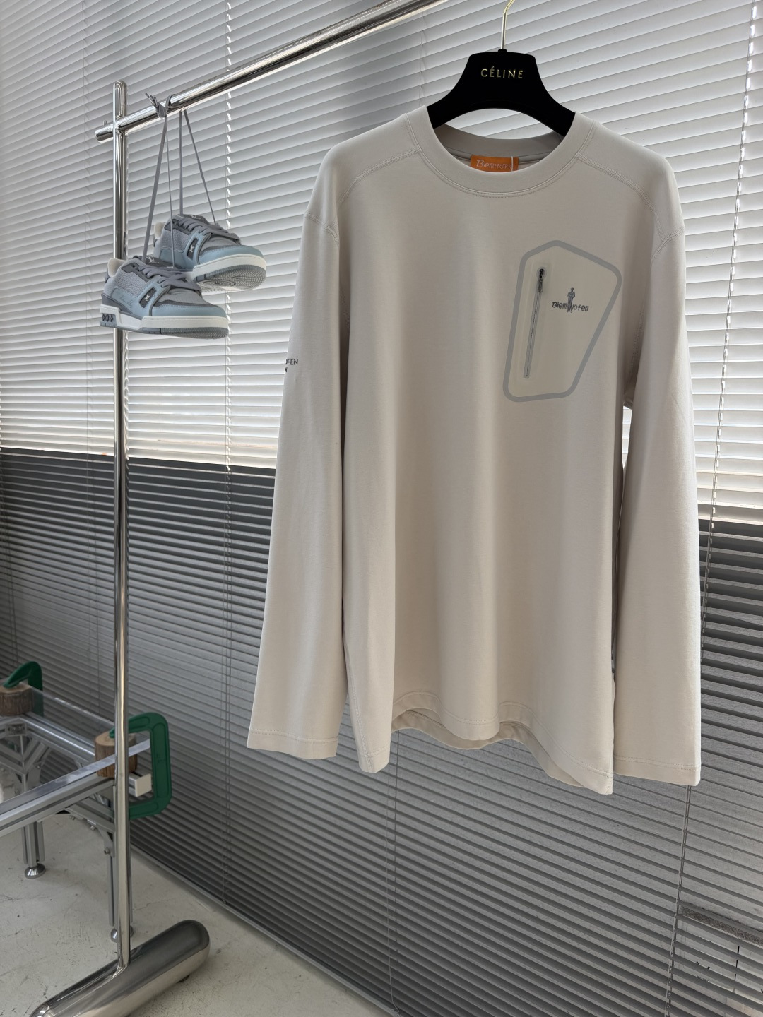 -比音勒芬    早秋机能长袖T✨ 亮眼暖橙配色，上身活力显气色 异形压胶拉链口袋，功能性设计，简约不单调 插肩袖剪裁，