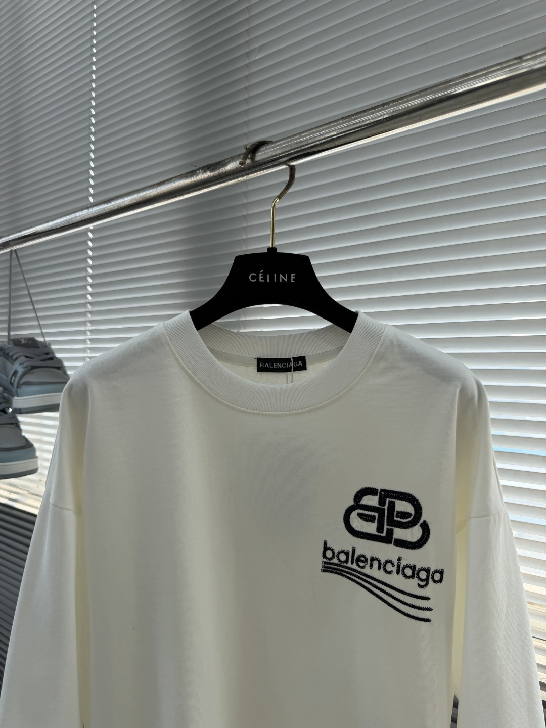 -Balenciag    秋季新款长袖｜品牌logo重工刺绣 这件长袖真的把低调奢华拿捏住 胸前立体刺绣BB标识，针脚