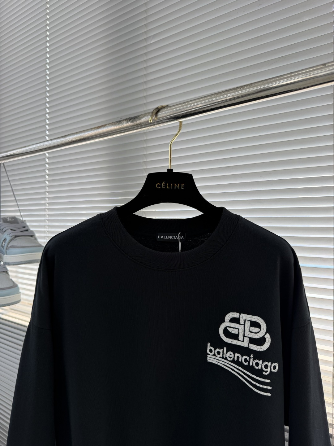 -Balenciag    秋季新款长袖｜品牌logo重工刺绣 这件长袖真的把低调奢华拿捏住 胸前立体刺绣BB标识，针脚