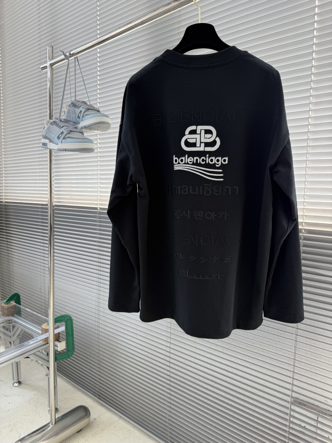-Balenciag    秋季新款长袖｜品牌logo重工刺绣 这件长袖真的把低调奢华拿捏住 胸前立体刺绣BB标识，针脚