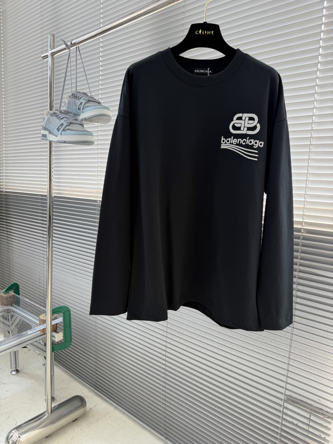 -Balenciag    秋季新款长袖｜品牌logo重工刺绣 这件长袖真的把低调奢华拿捏住 胸前立体刺绣BB标识，针脚