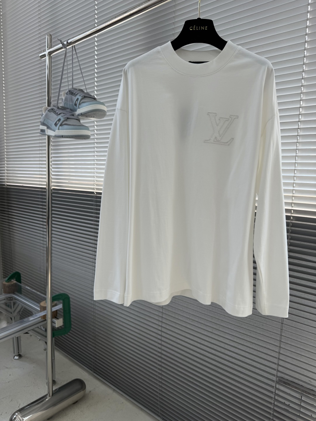-驴牌    秋季长袖T❤️立体浮雕刺绣，前后呼应的品牌标识。软糯垂顺面料，宽松落肩剪裁。黑白两色，简约不张扬。低调奢感