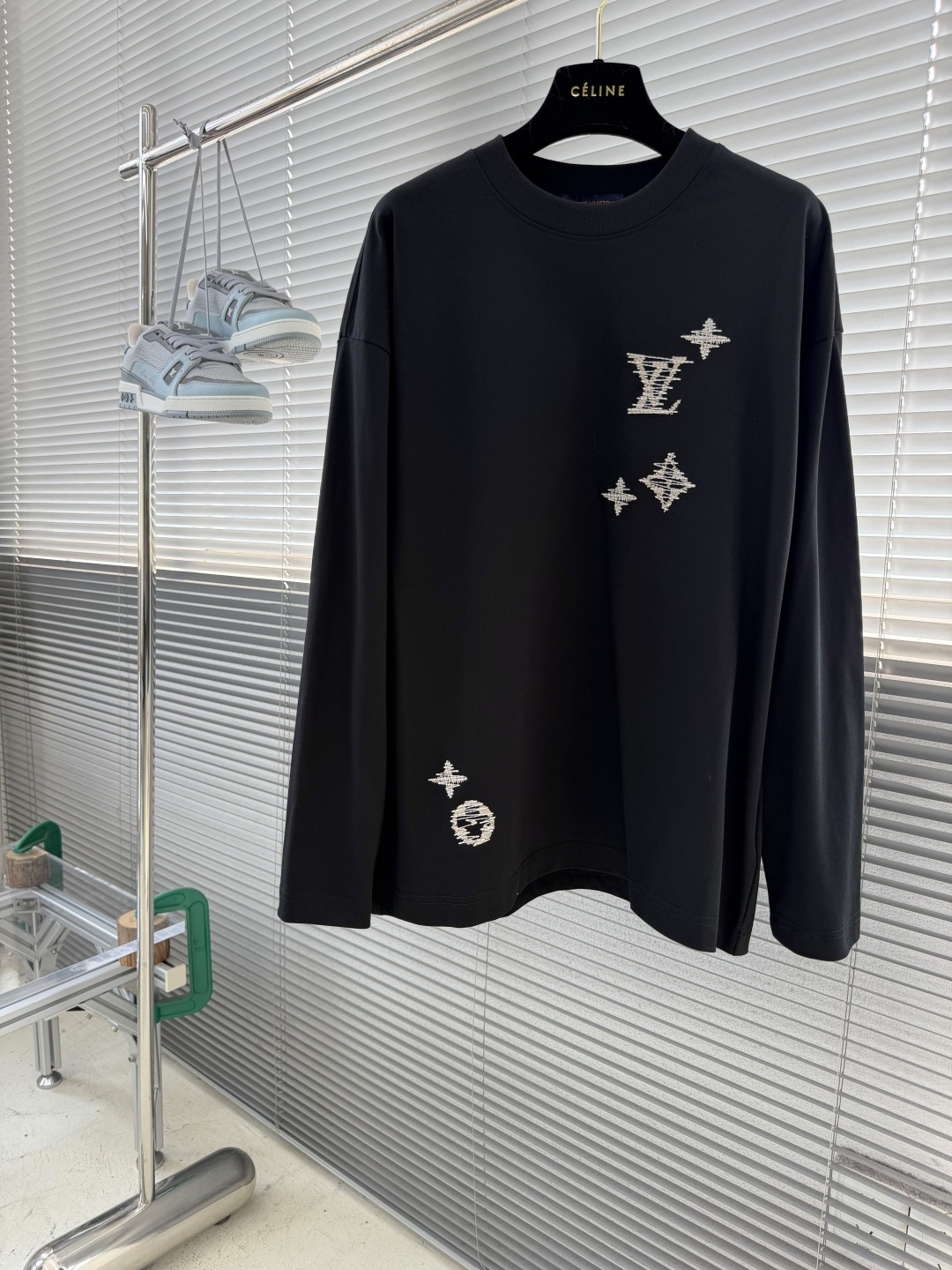 -驴牌     星芒刺绣长袖｜轻奢男生打底天花板 早秋刚需款1V长袖T恤来了。 区别于普通印花，整件采用手工线条刺绣，1