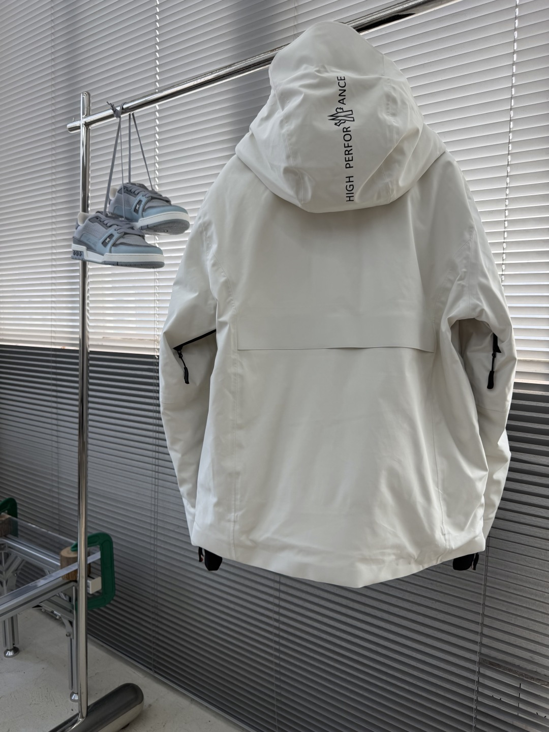 -Moncle* Grenoble黑白两色套头滑雪羽绒外套 一件套头穿的羽绒服。 没有从领口拉到下摆的长拉链。没有 -Moncle* Grenoble黑白两色套头滑雪羽绒外套 一件套头穿的羽绒服。 没有从领口拉到下摆的长拉链。没有