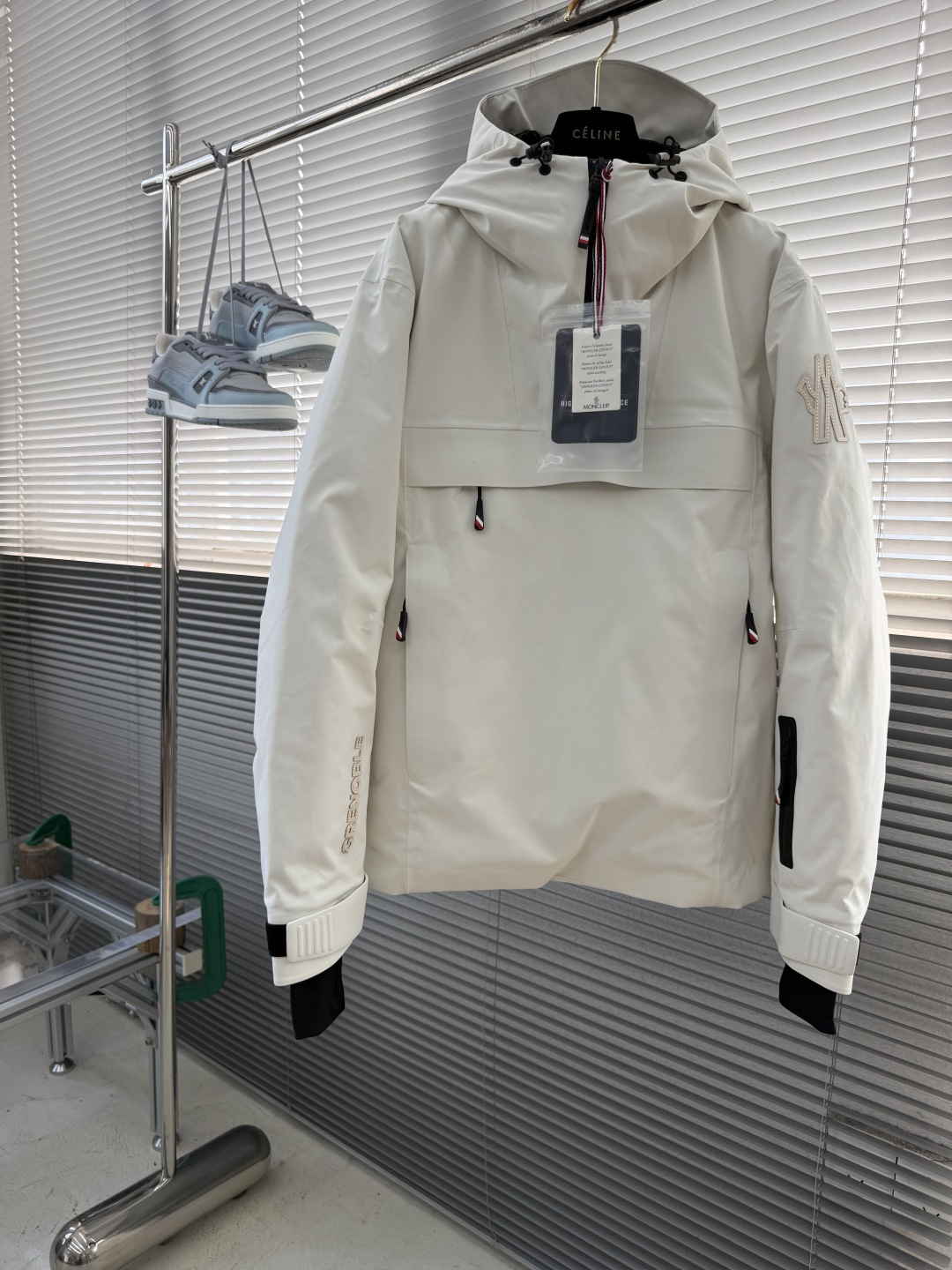 -Moncle* Grenoble黑白两色套头滑雪羽绒外套 一件套头穿的羽绒服。 没有从领口拉到下摆的长拉链。没有 -Moncle* Grenoble黑白两色套头滑雪羽绒外套 一件套头穿的羽绒服。 没有从领口拉到下摆的长拉链。没有