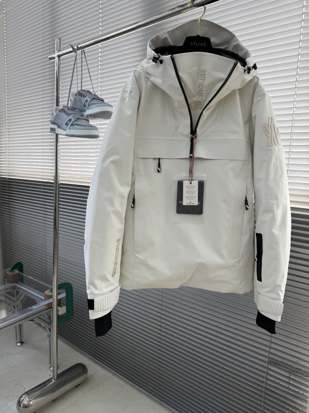 -Moncle*    Grenoble黑白两色套头滑雪羽绒外套 一件套头穿的羽绒服。 没有从领口拉到下摆的长拉链。没有