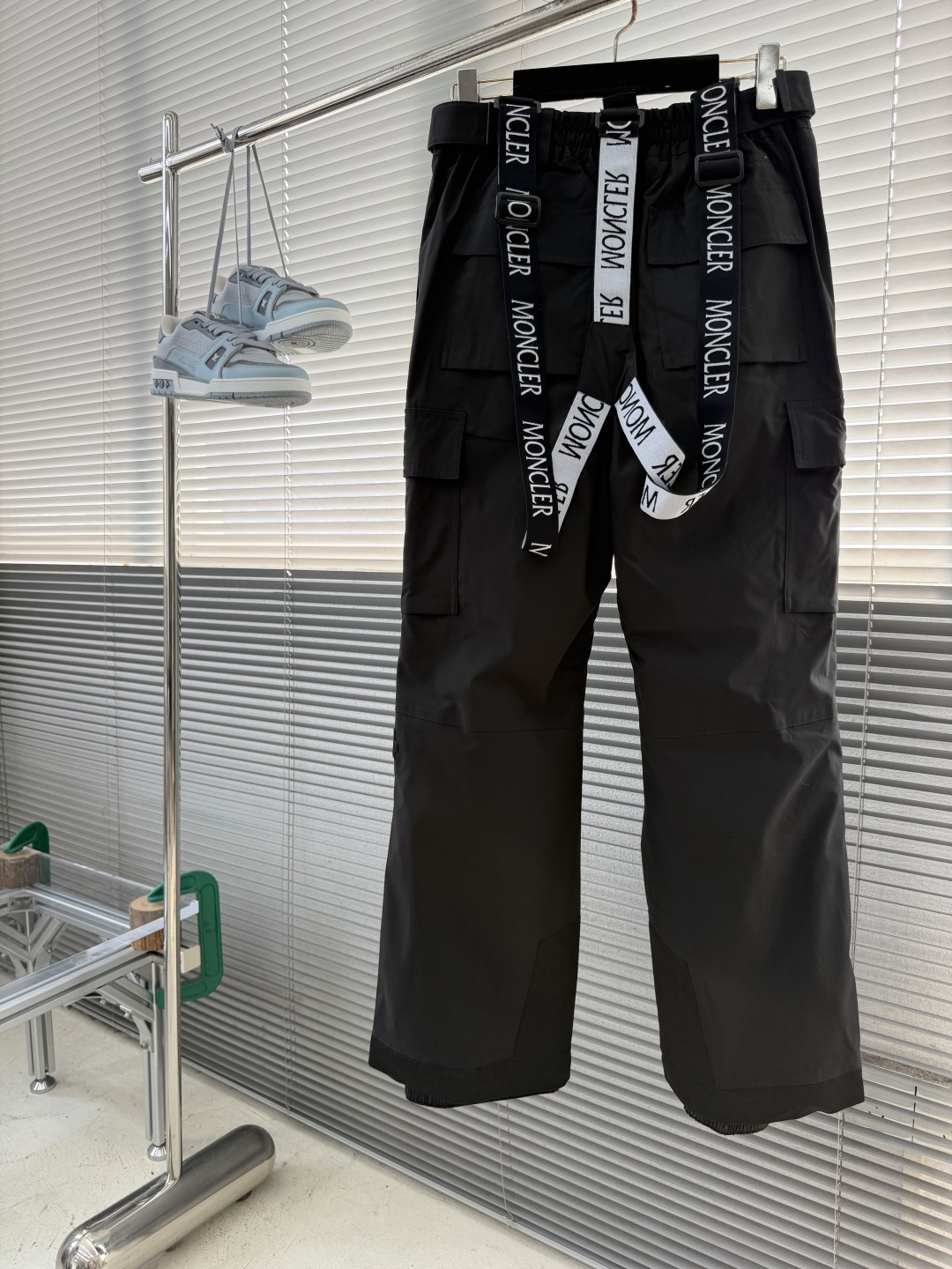 -Moncle*    Grenoble两色工装滑雪裤 一条为雪山设计的裤子，穿进城里的样子。 WINDSTOPPER 