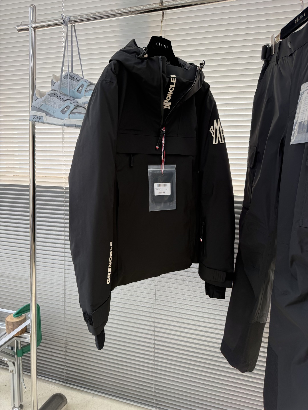 -Moncle*    Grenoble两色工装滑雪裤 一条为雪山设计的裤子，穿进城里的样子。 WINDSTOPPER 