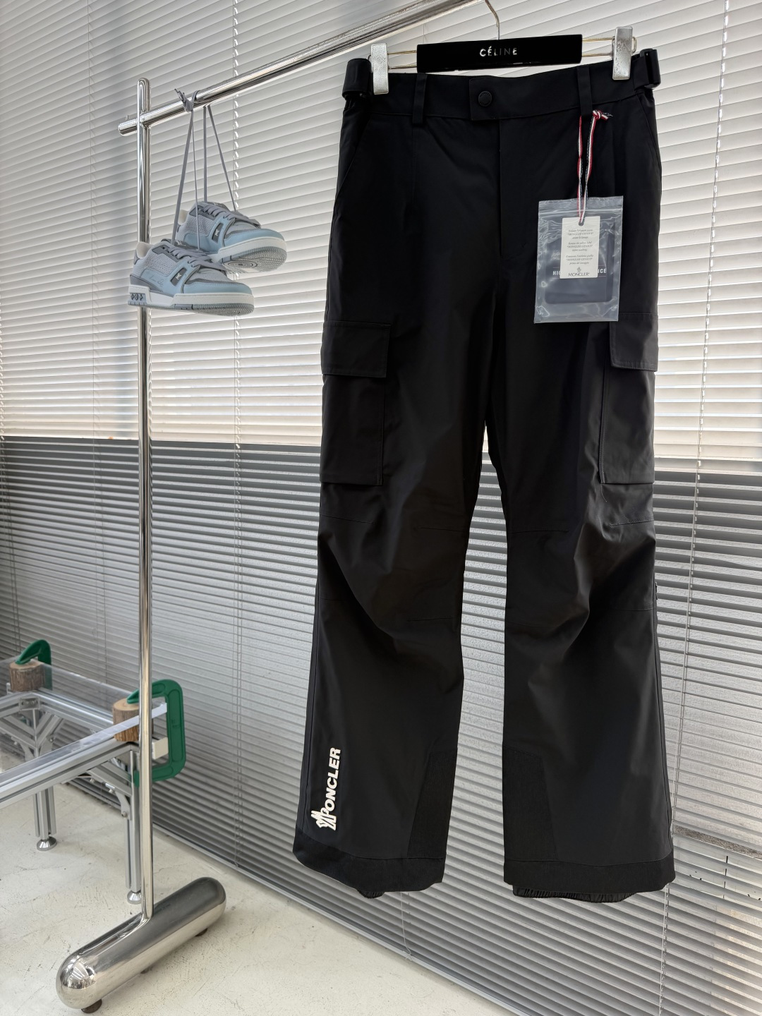 -Moncle*    Grenoble两色工装滑雪裤 一条为雪山设计的裤子，穿进城里的样子。 WINDSTOPPER 