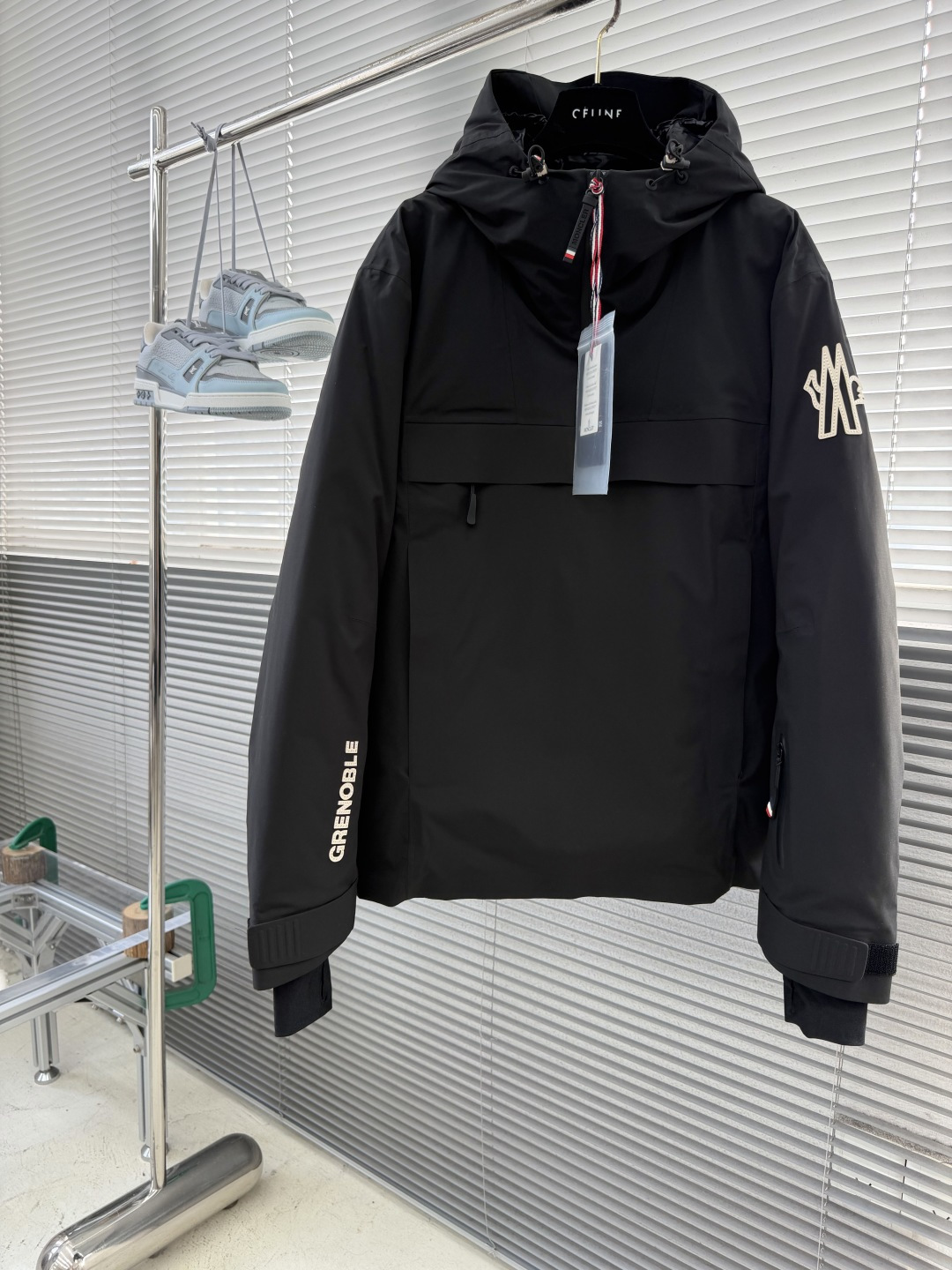 -Moncle*    Grenoble黑白两色套头滑雪羽绒外套 一件套头穿的羽绒服。 没有从领口拉到下摆的长拉链。没有