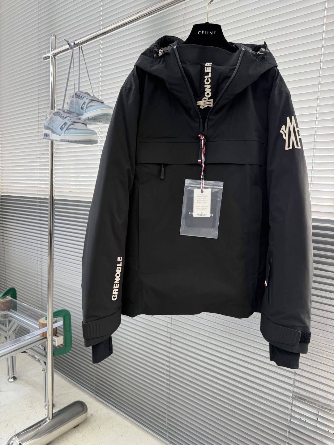 -Moncle*    Grenoble黑白两色套头滑雪羽绒外套 一件套头穿的羽绒服。 没有从领口拉到下摆的长拉链。没有