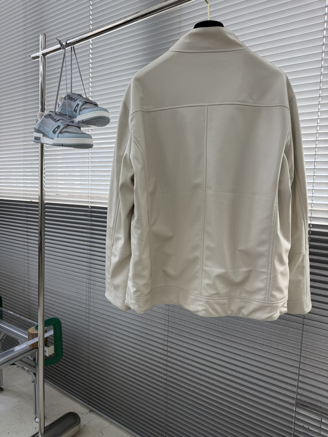 -BC     26fw新款纯色双面拉链立领长袖  男款  码数：S.M.L 衣长	64	67	69.5	 胸围	112