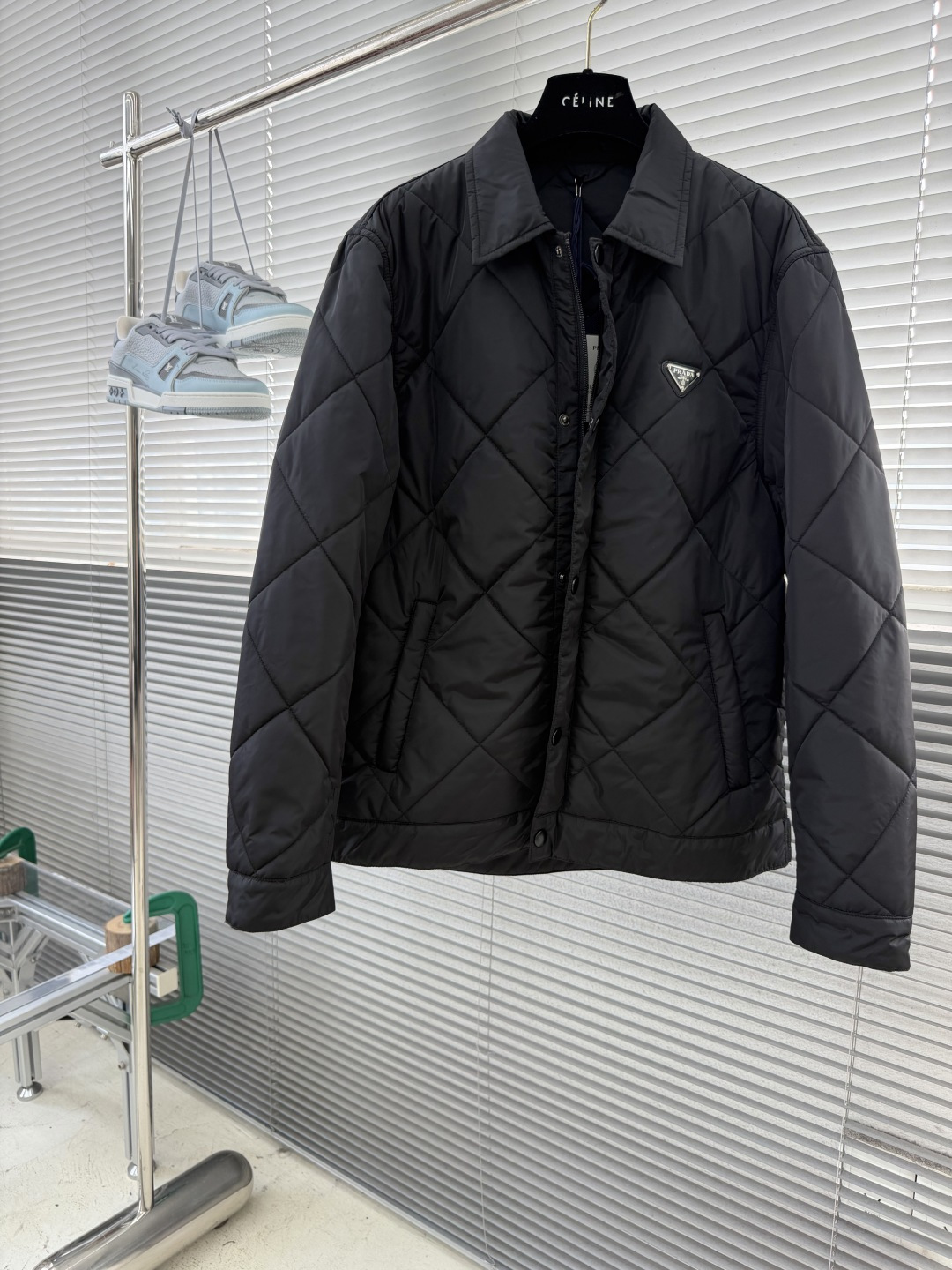 -PRAD    斜方格棉服夹克 这款夹克采用尼龙面料➕斜方格绵制作而成，翻领设计，前胸饰三角微标，四合扣余拉链开合设计