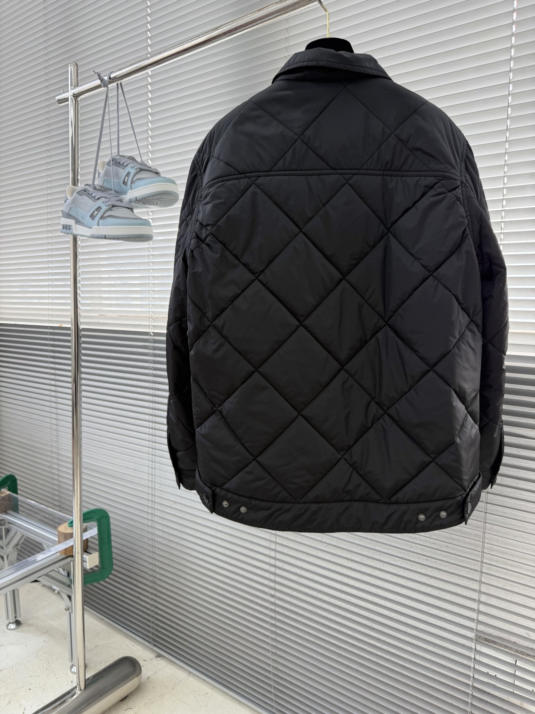 -PRAD    斜方格棉服夹克 这款夹克采用尼龙面料➕斜方格绵制作而成，翻领设计，前胸饰三角微标，四合扣余拉链开合设计