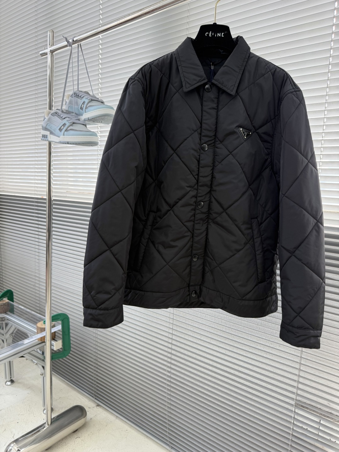 -PRAD    斜方格棉服夹克 这款夹克采用尼龙面料➕斜方格绵制作而成，翻领设计，前胸饰三角微标，四合扣余拉链开合设计