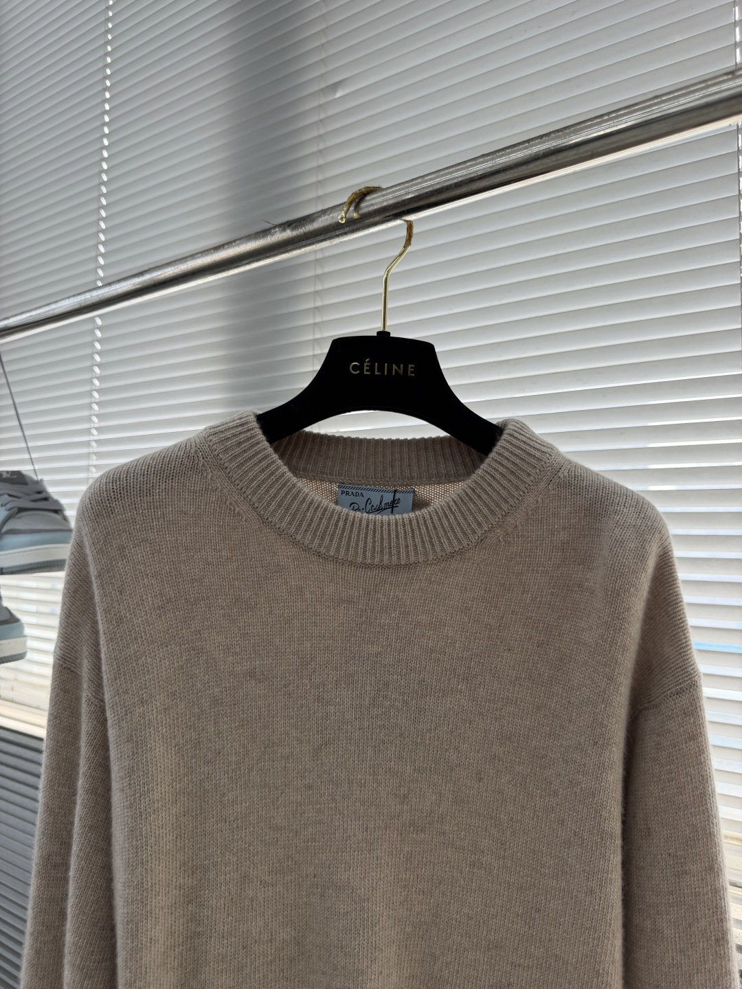-PRAD     26fw新款纯色倒三角针织毛衣长袖  男女同款  码数：S.M.L.XL 衣长	64	66	68	7