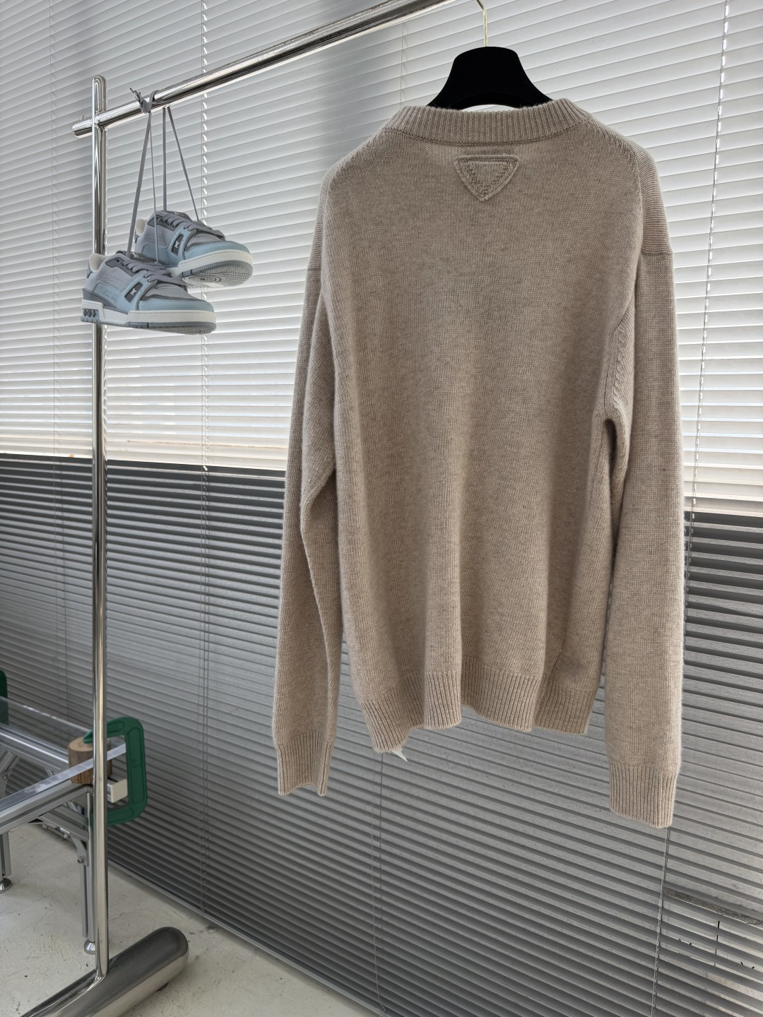 -PRAD     26fw新款纯色倒三角针织毛衣长袖  男女同款  码数：S.M.L.XL 衣长	64	66	68	7