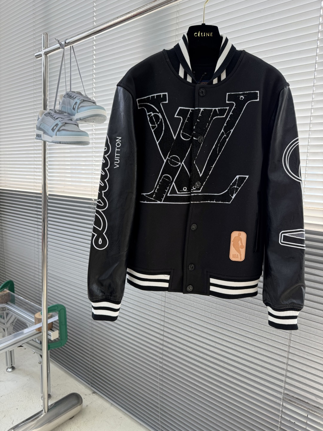 -驴牌      26fw新款皮革夹克解读经典篮球服饰密码，以羊毛和牛皮裁出标准版型，再令刺绣和皮革贴饰展露路易威登标识