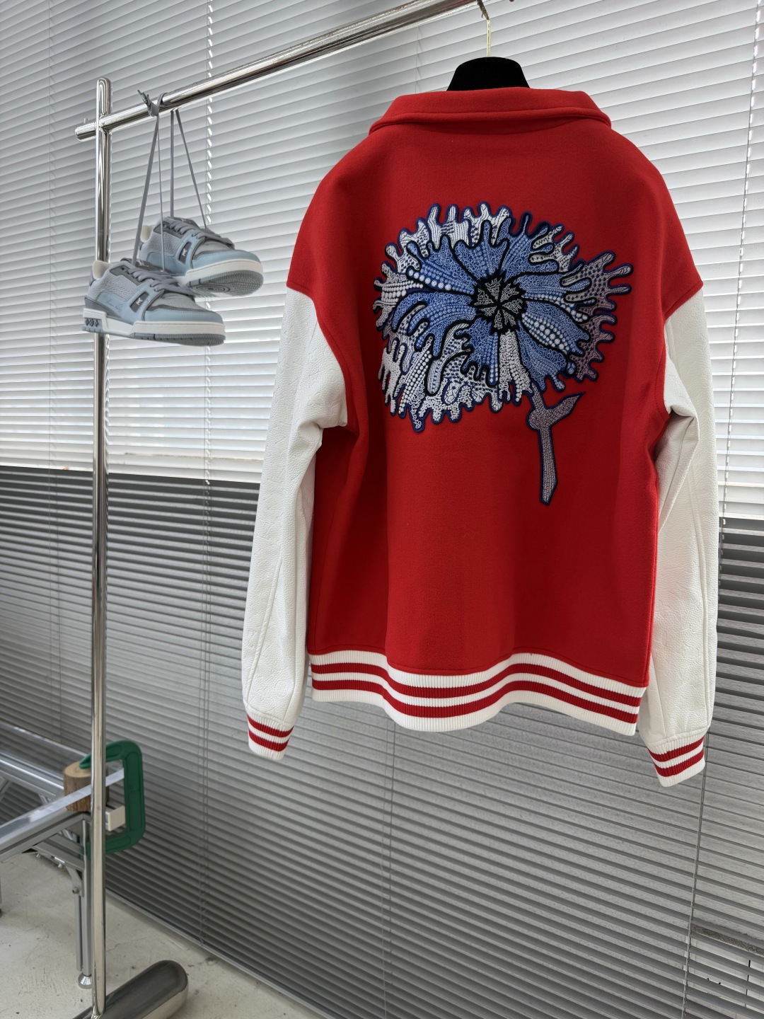-驴牌 26fw新款草间弥生迷幻花卉拼皮棒球服外套,草间弥生合作系列,将艺术家笔下的迷幻花卉化为刺绣贴饰,在绵羊 -驴牌 26fw新款草间弥生迷幻花卉拼皮棒球服外套,草间弥生合作系列,将艺术家笔下的迷幻花卉化为刺绣贴饰,在绵羊