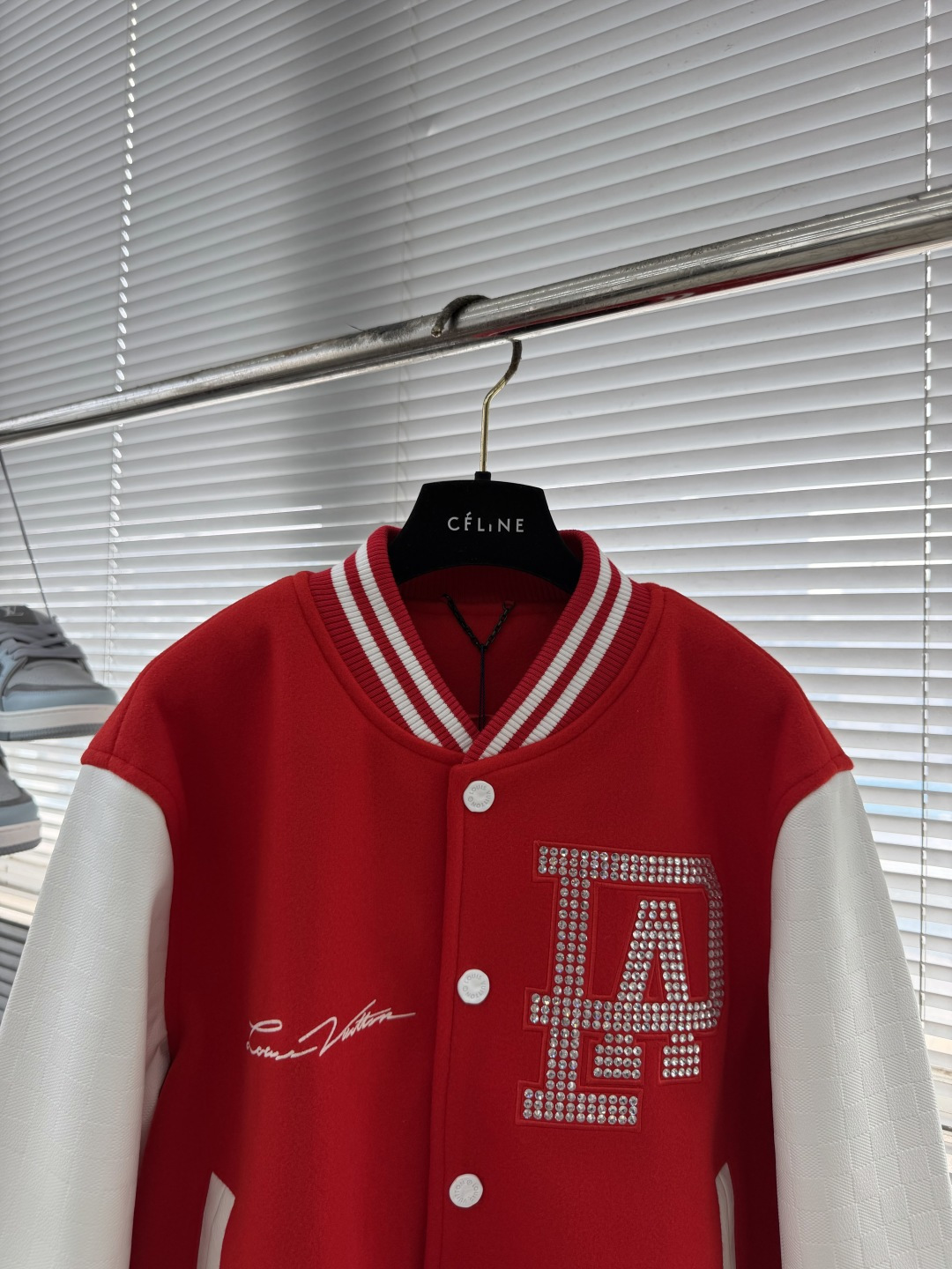 -驴牌     26fw新款珍珠烫钻字母拼皮棒球服外套，袖子为棋盘真牛皮，全身羊绒，螺纹全是羊毛 订制内里 澳毛+西班牙