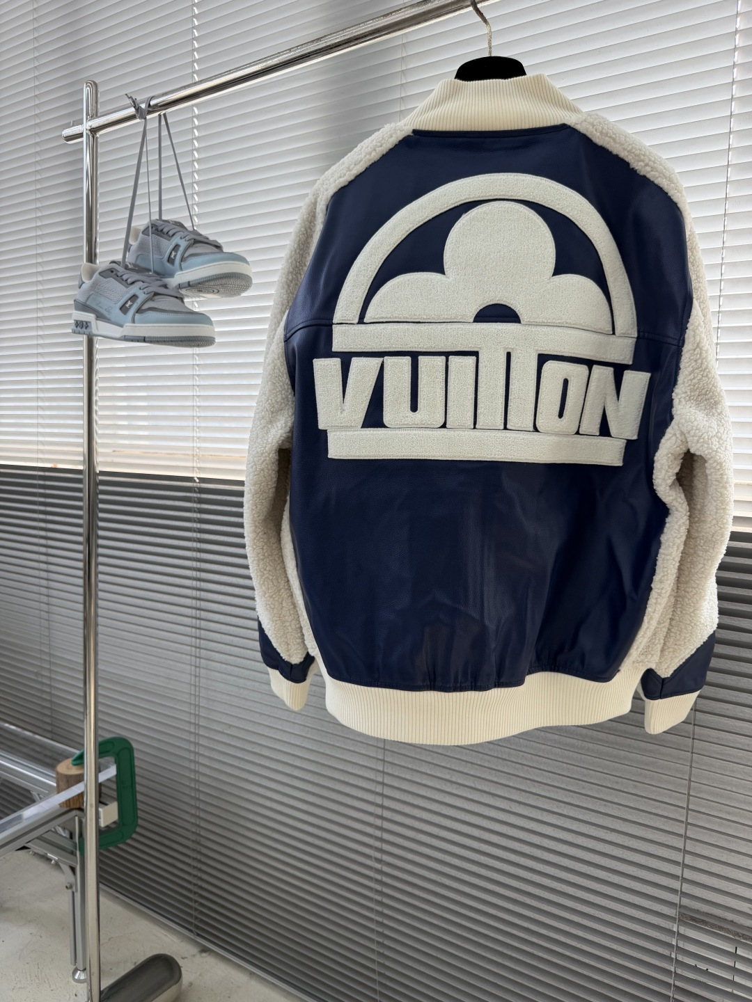 -驴牌     26fw新款半老花羊毛拼皮棒球服外套，面料采用羊皮和羊毛混纺，Monogram标识拼接毛皮压花，细腻柔软