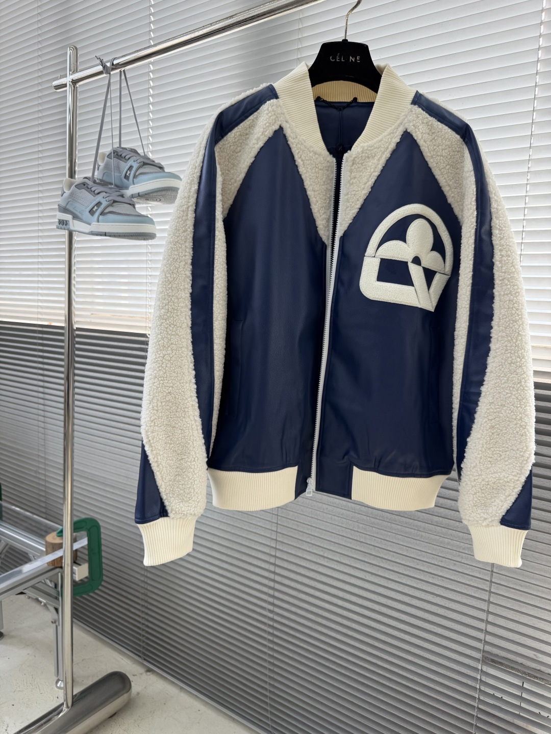 -驴牌     26fw新款半老花羊毛拼皮棒球服外套，面料采用羊皮和羊毛混纺，Monogram标识拼接毛皮压花，细腻柔软