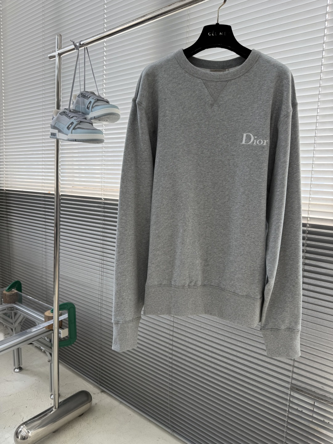 -Dio     刺绣做旧卫衣 定制凝暄贡柔棉 温润软糯 舒适亲肤 曜雾岩灰哑光凝韵 柔绒蕴奢 演绎不张扬的法式高阶松弛