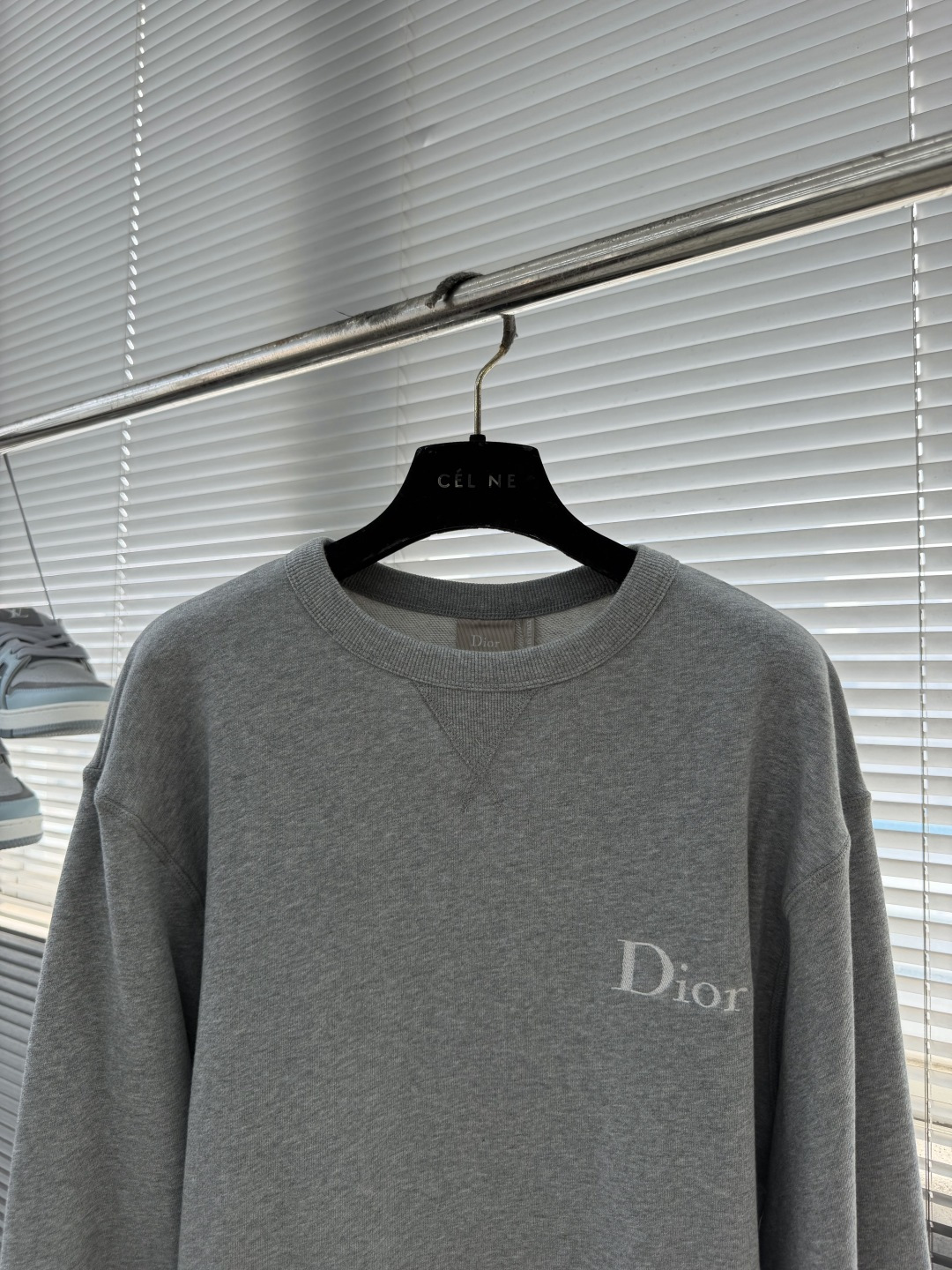 -Dio     刺绣做旧卫衣 定制凝暄贡柔棉 温润软糯 舒适亲肤 曜雾岩灰哑光凝韵 柔绒蕴奢 演绎不张扬的法式高阶松弛