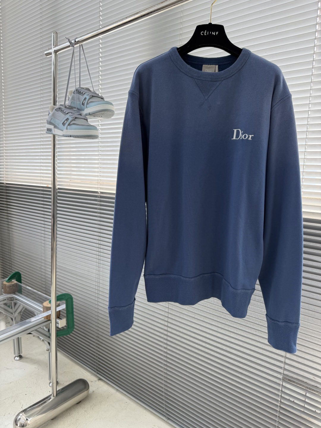 -Dio     刺绣做旧卫衣 定制凝暄贡柔棉 温润软糯 舒适亲肤 曜雾岩灰哑光凝韵 柔绒蕴奢 演绎不张扬的法式高阶松弛