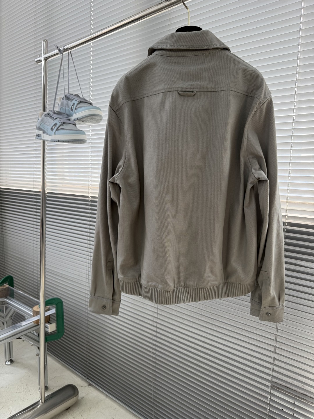 -Dio 26FW棉质华达呢刺绣Logo夹克外套 定染100%精疏棉布面料370克 进口刺绣 面料酵洗 1:1订制 -Dio 26FW棉质华达呢刺绣Logo夹克外套 定染100%精疏棉布面料370克 进口刺绣 面料酵洗 1:1订制