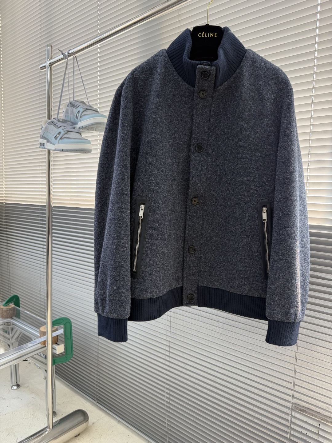 -Brioni     经典意式羊毛混纺休闲棒球夹克 面料与配置：面料采用54.7%腈纶+30.2%聚酯纤维+9.7%锦