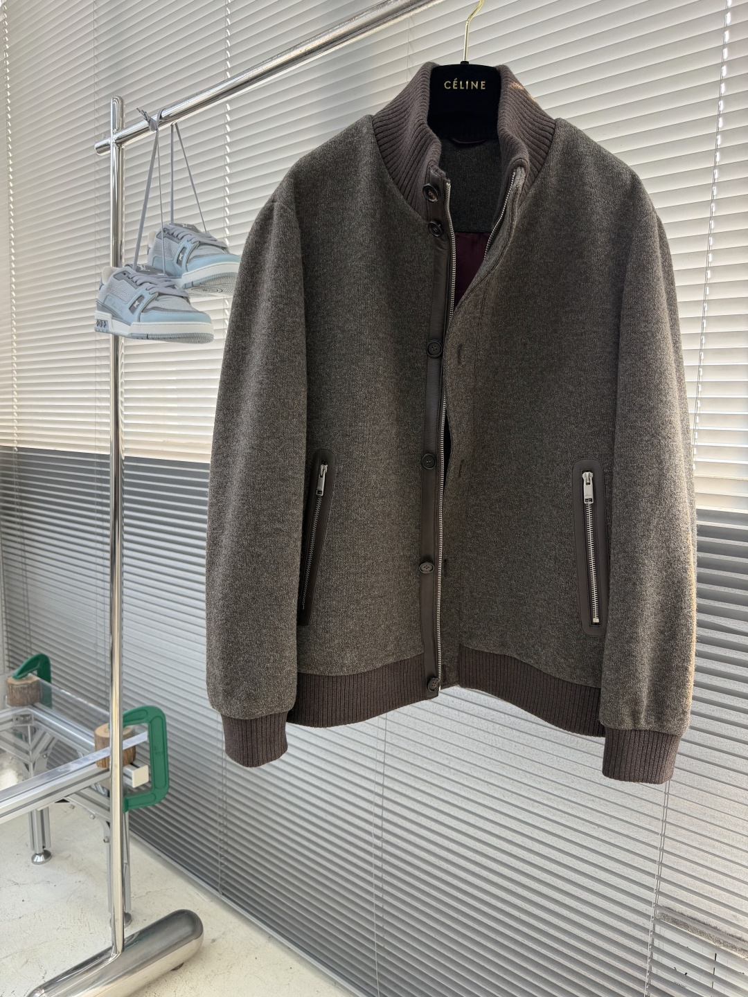 -Brioni 经典意式羊毛混纺休闲棒球夹克 面料与配置:面料采用54.7%腈纶+30.2%聚酯纤维+9.7%锦 -Brioni 经典意式羊毛混纺休闲棒球夹克 面料与配置:面料采用54.7%腈纶+30.2%聚酯纤维+9.7%锦
