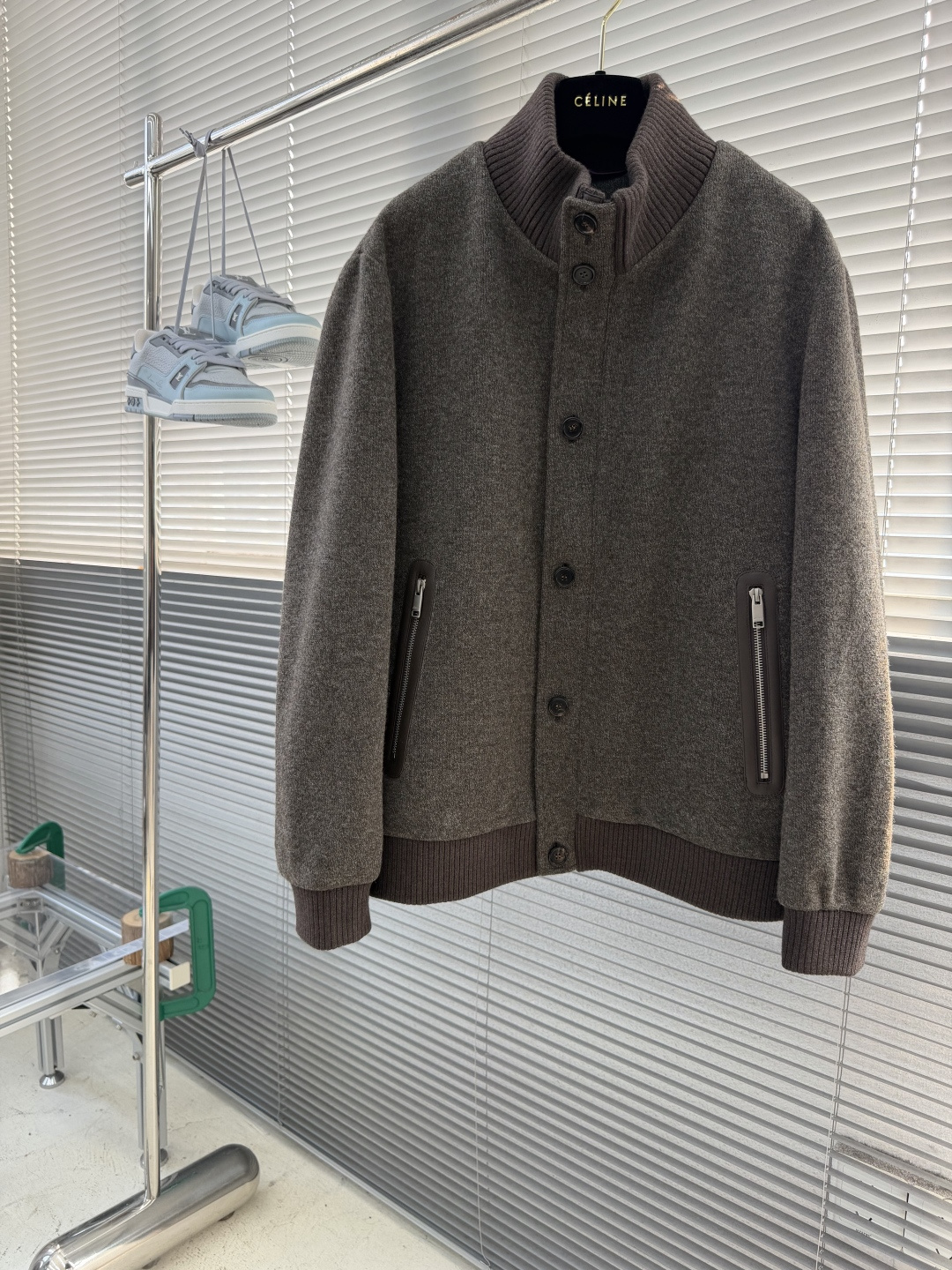 -Brioni     经典意式羊毛混纺休闲棒球夹克 面料与配置：面料采用54.7%腈纶+30.2%聚酯纤维+9.7%锦