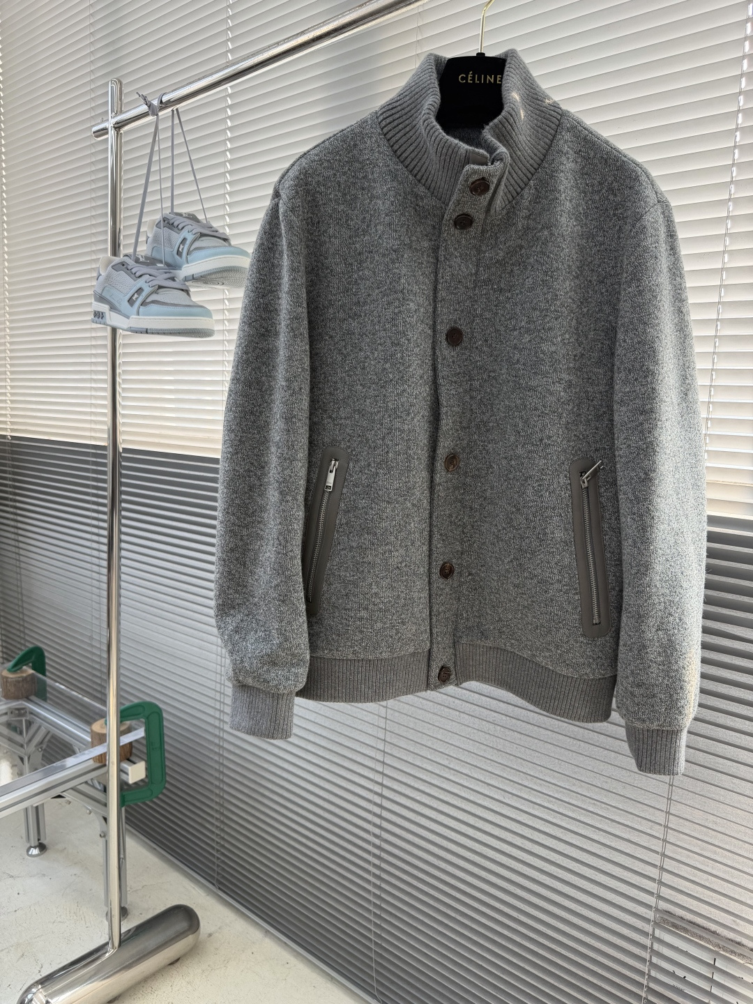 -Brioni     经典意式羊毛混纺休闲棒球夹克 面料与配置：面料采用54.7%腈纶+30.2%聚酯纤维+9.7%锦