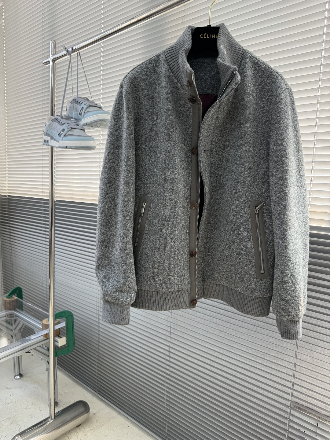 -Brioni 经典意式羊毛混纺休闲棒球夹克 面料与配置:面料采用54.7%腈纶+30.2%聚酯纤维+9.7%锦 -Brioni 经典意式羊毛混纺休闲棒球夹克 面料与配置:面料采用54.7%腈纶+30.2%聚酯纤维+9.7%锦